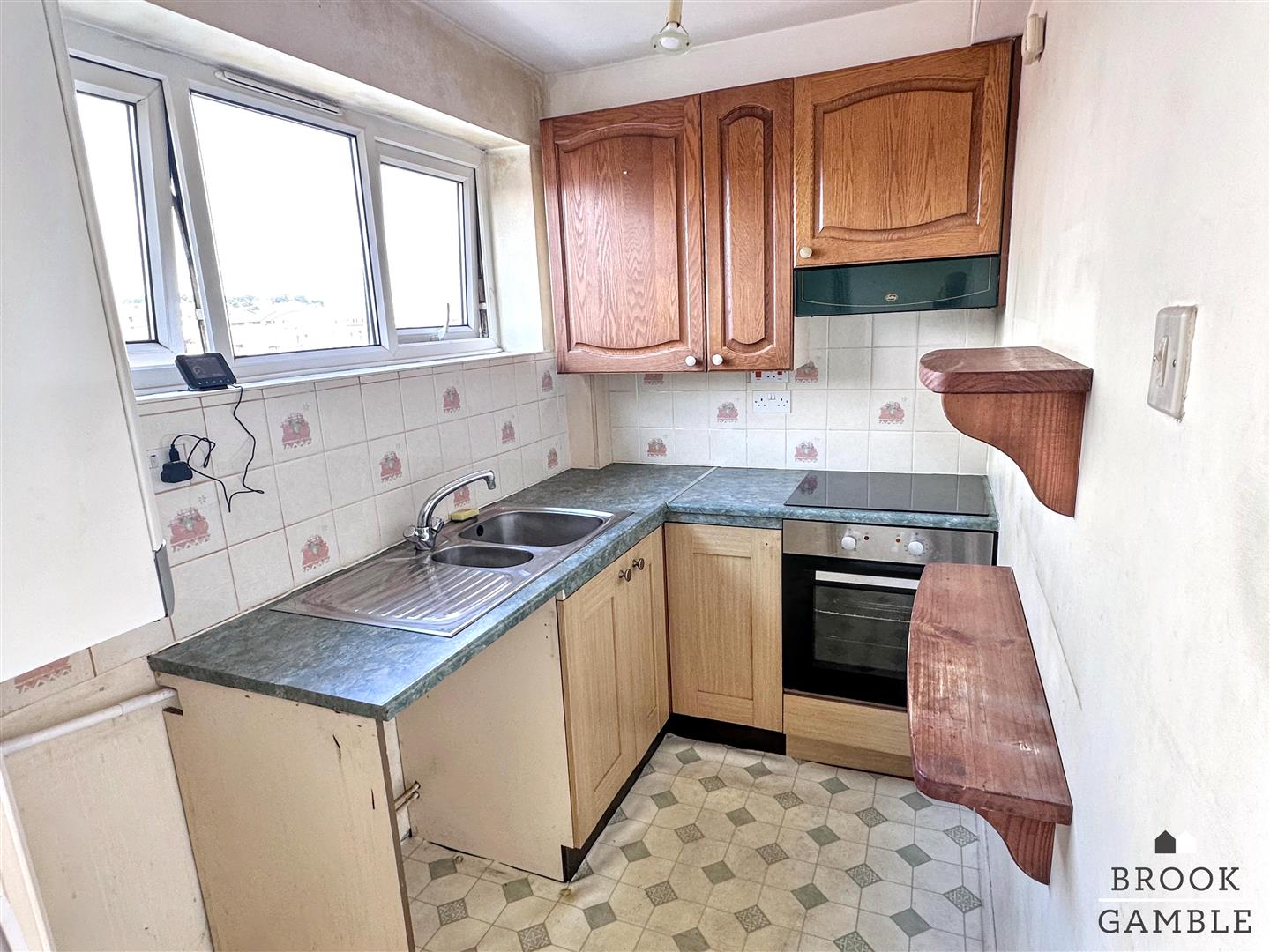 1 Bedroom Flat. Old Orchard Road in Eastbourne,  6